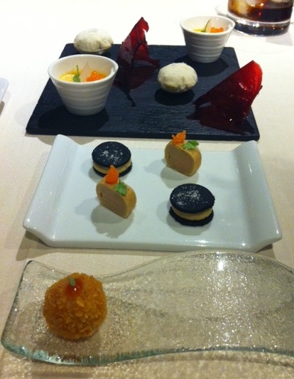 La Sucursal en Valencia Aperitivos: bocadito de foie, mini-oreo de crema de garbanzos y aceituna negra, cherry en tempura, papel de remolacha, airbag de guacamole y cuajada de mejillón con huevas de trucha